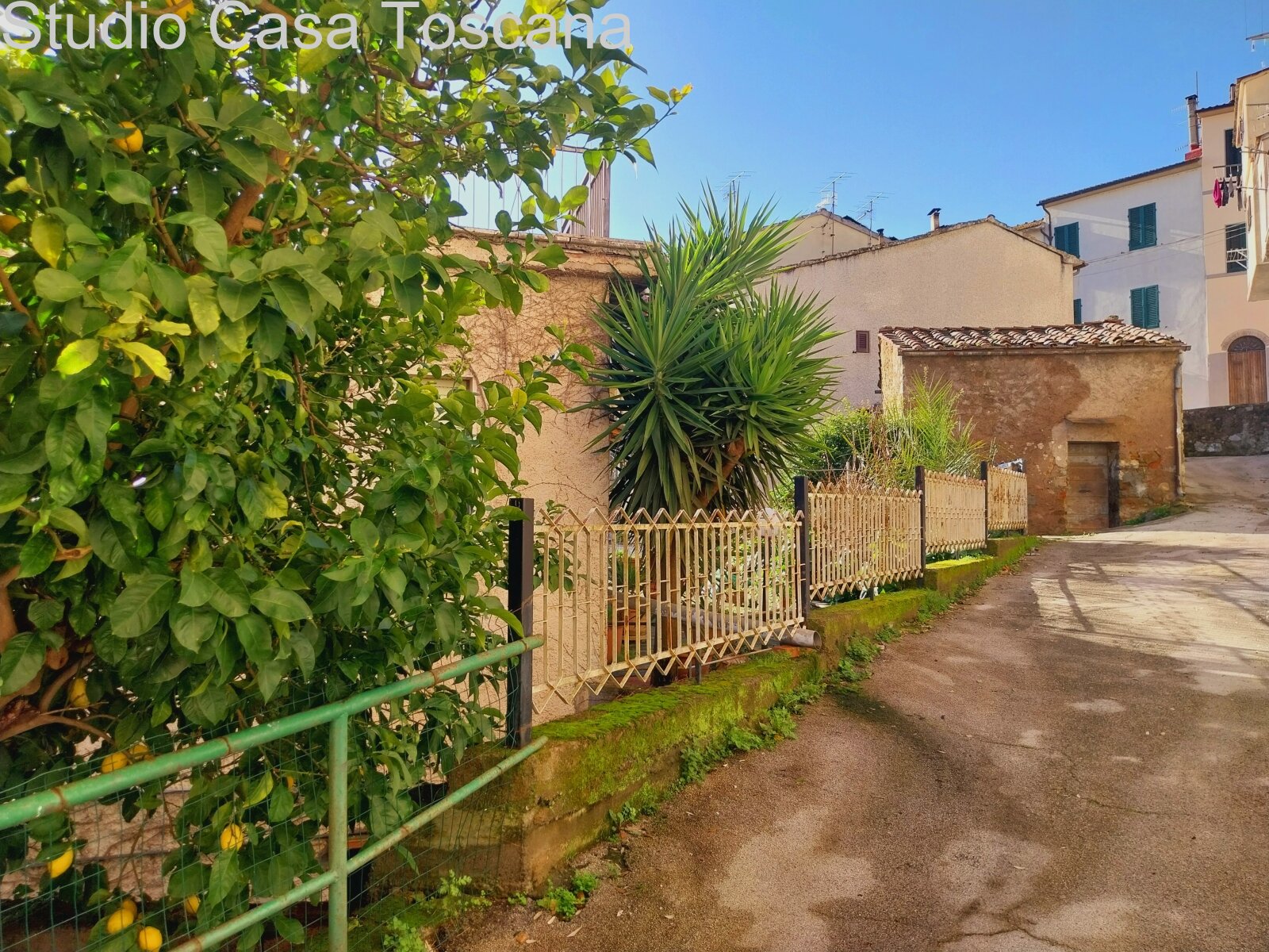 Großzügiges Wohnhaus mit Garten, Dachterrasse und fünf Garagen
