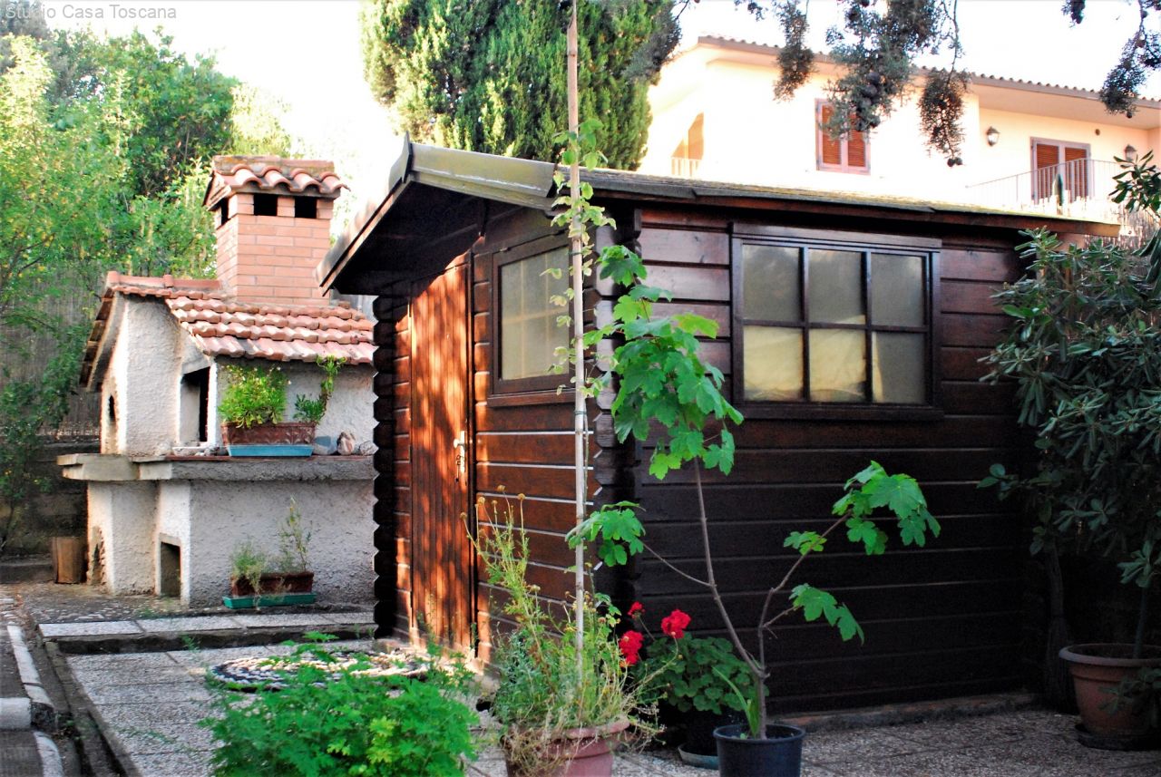 11 Barbecue e casetta attrezzi.JPG 11 Barbecue e casetta attrezzi.JPG