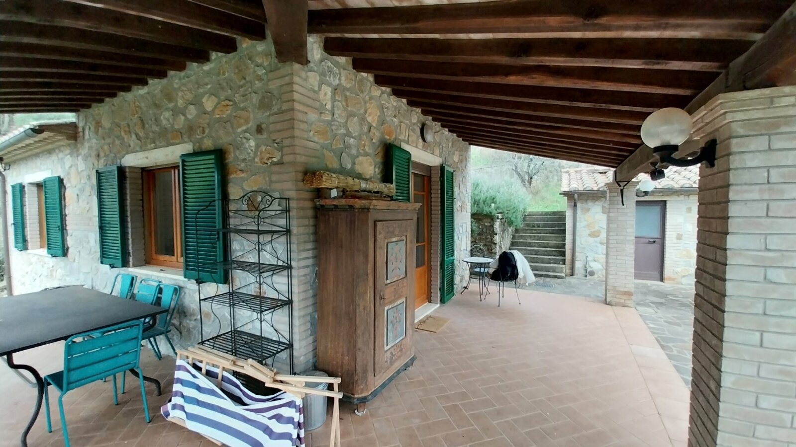 porticato su due lati