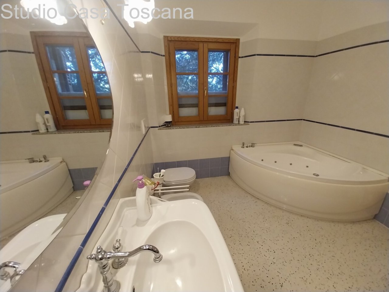 Bad mit Whirlpoolwanne.jpg