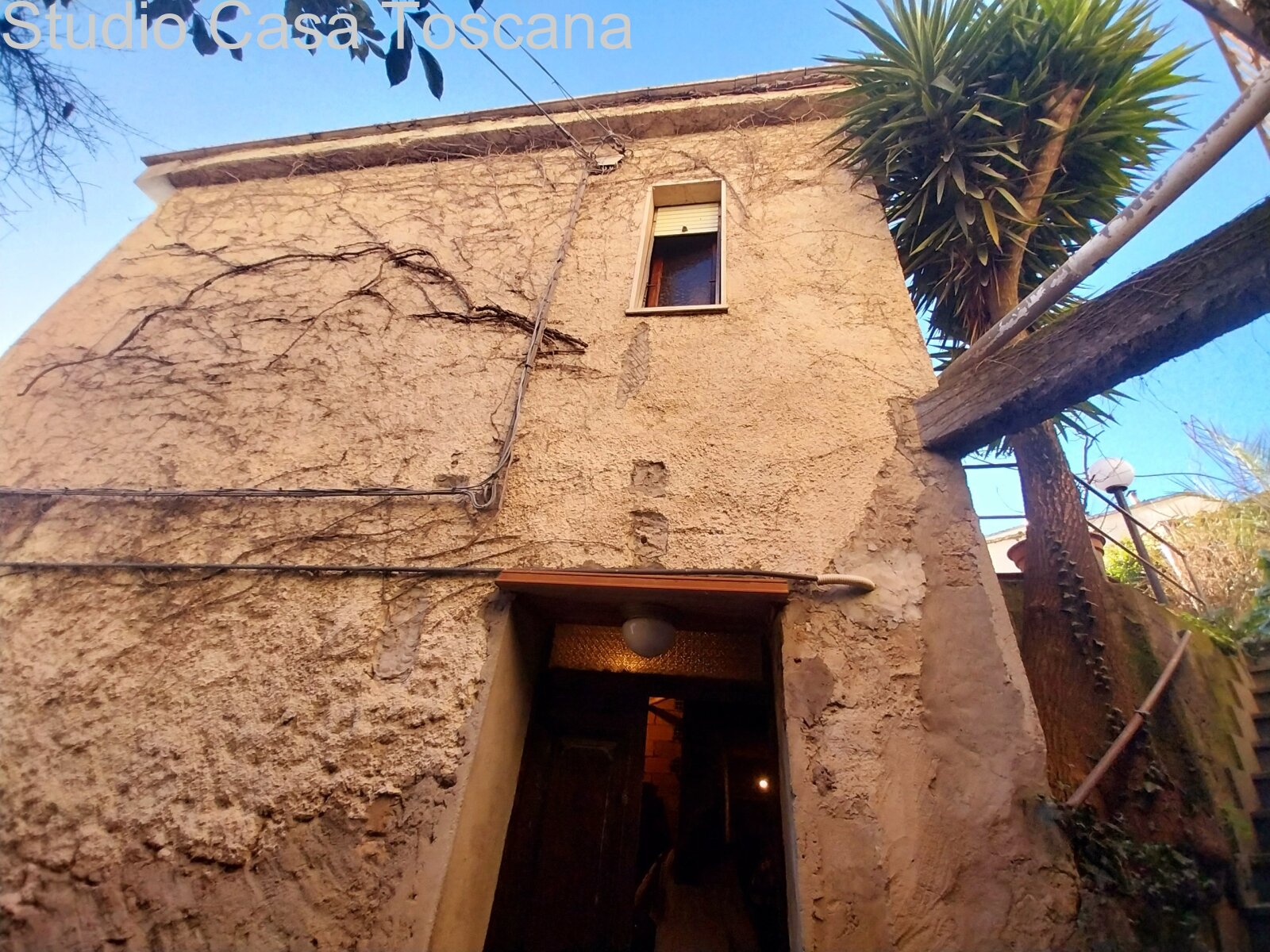 Spacious property with, garden, panorama terrace and five garages