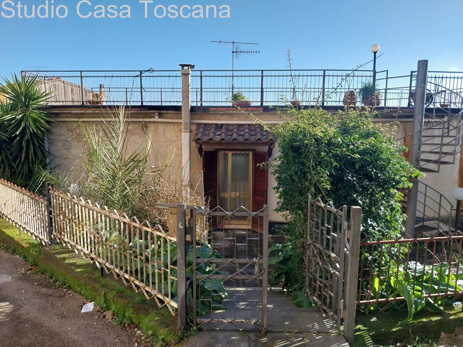 Spacious property with, garden, panorama terrace and five garages