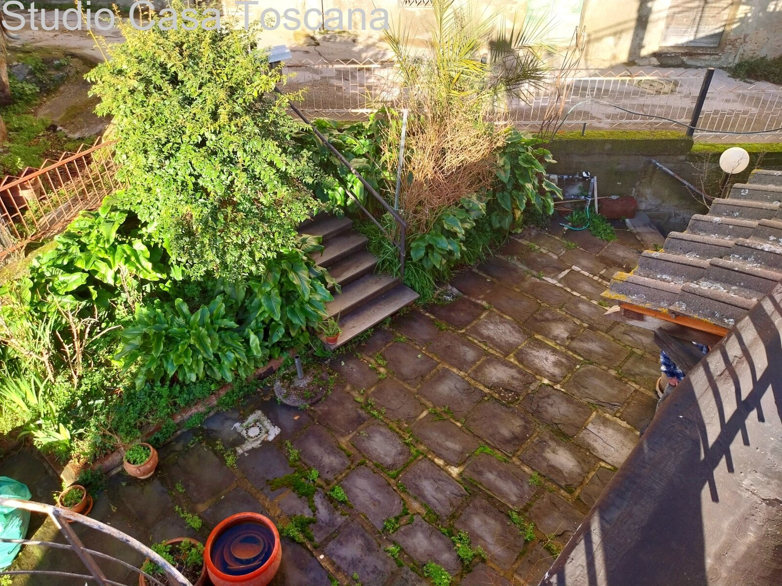 Spacious property with, garden, panorama terrace and five garages