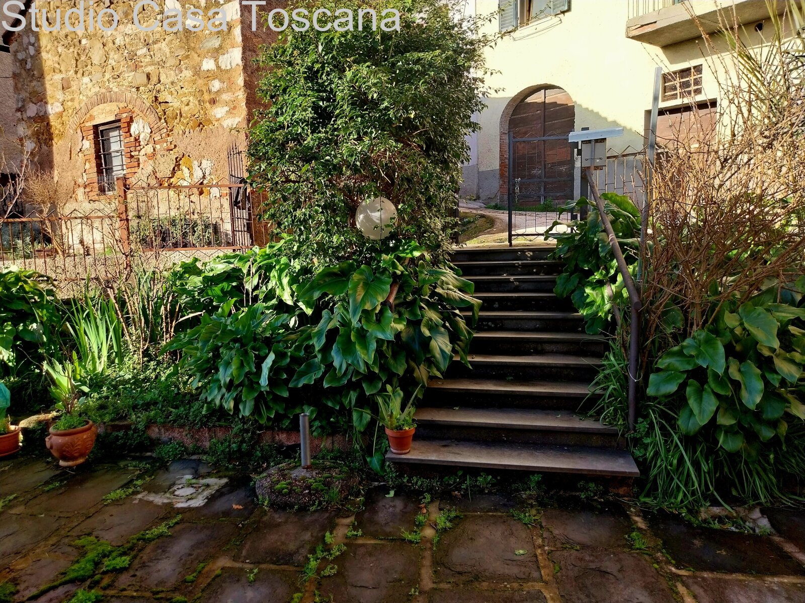 Spacious property with, garden, panorama terrace and five garages