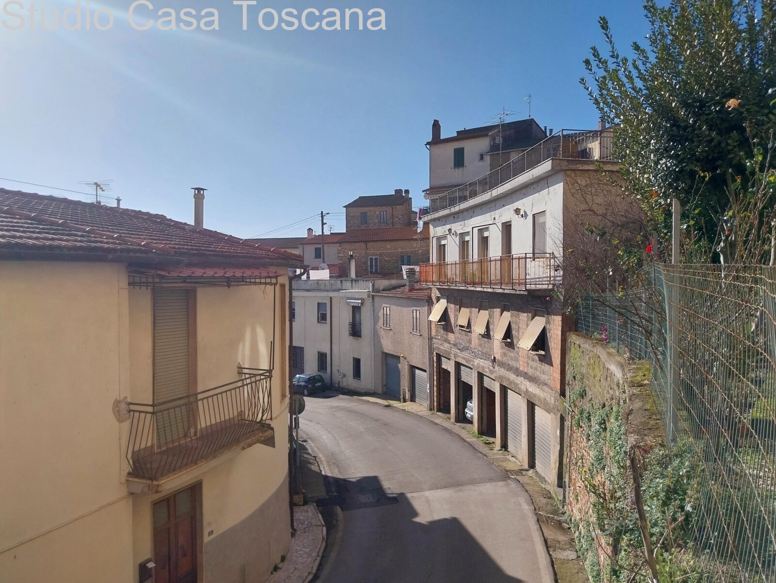 Spazioso immobile con giardino, terrazza panoramica e cinque garage