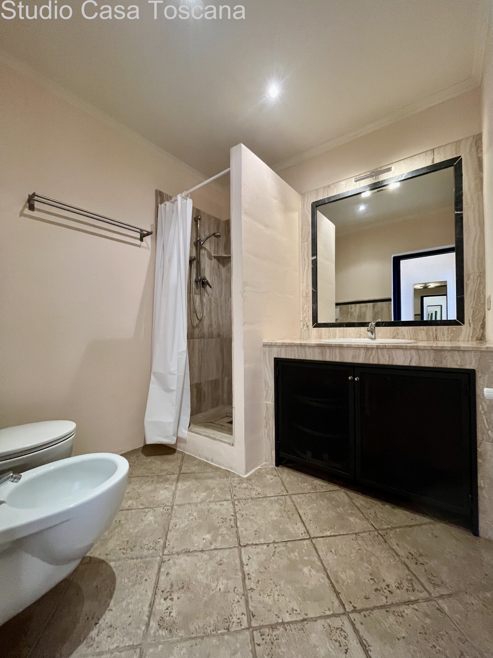 Elegante appartamento con giardino e loggia panoramica nel centro storico di Ravi