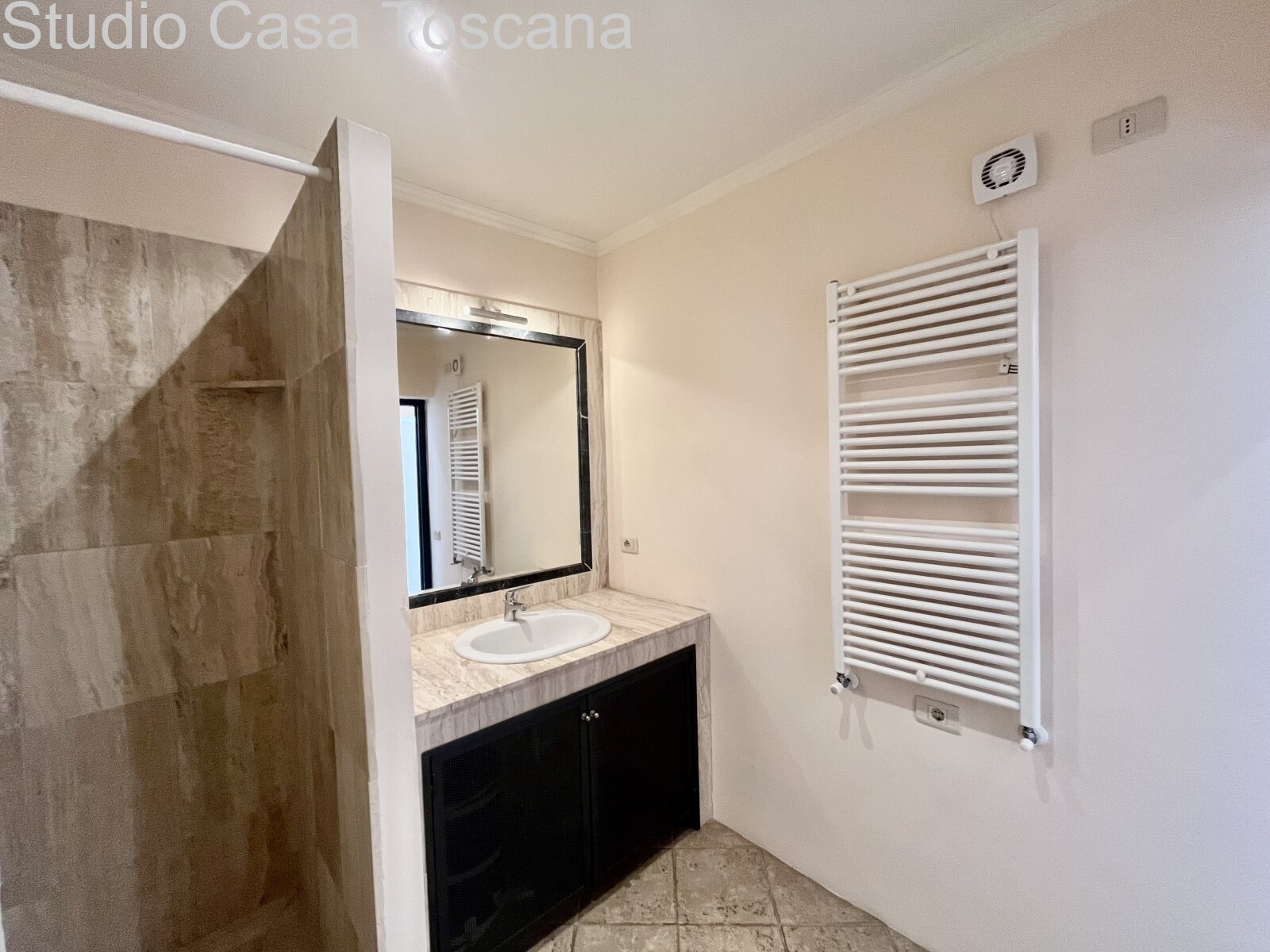 Elegante appartamento con giardino e loggia panoramica nel centro storico di Ravi