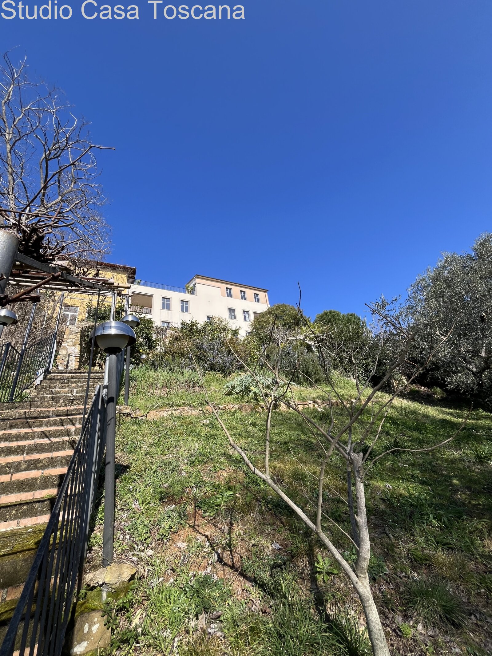 Elegante appartamento con giardino e loggia panoramica nel centro storico di Ravi