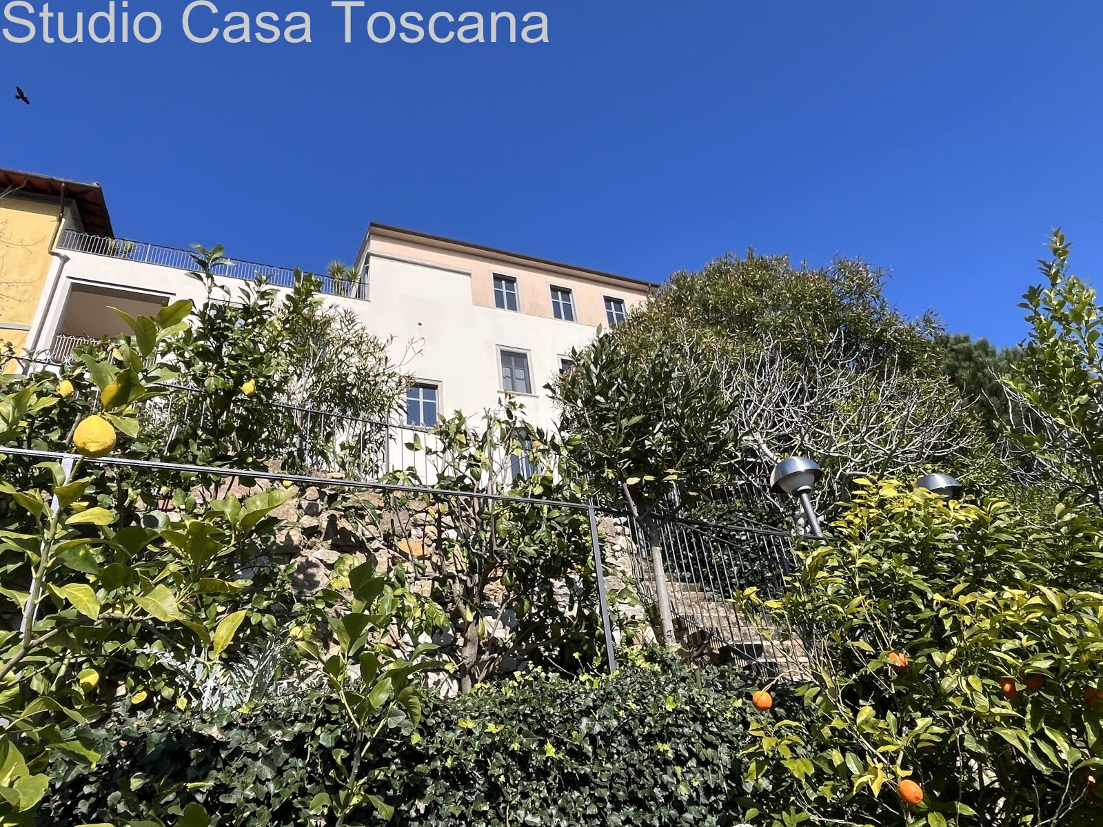 Elegante appartamento con giardino e loggia panoramica nel centro storico di Ravi