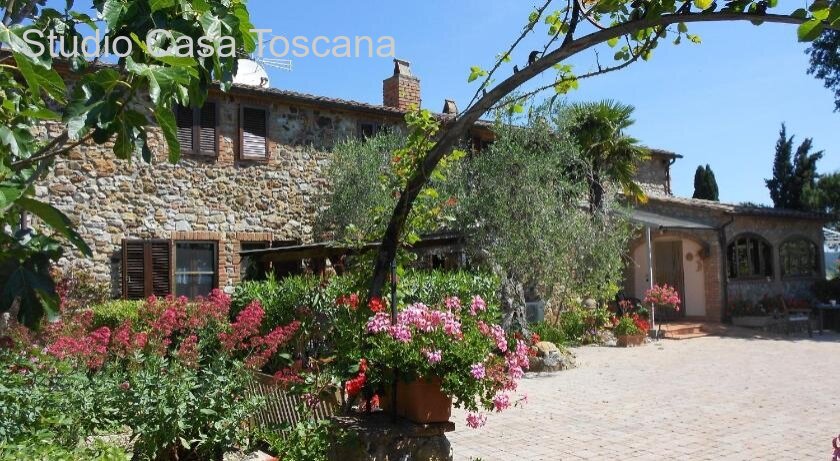 Casale in pietra con appartamenti e piscina 