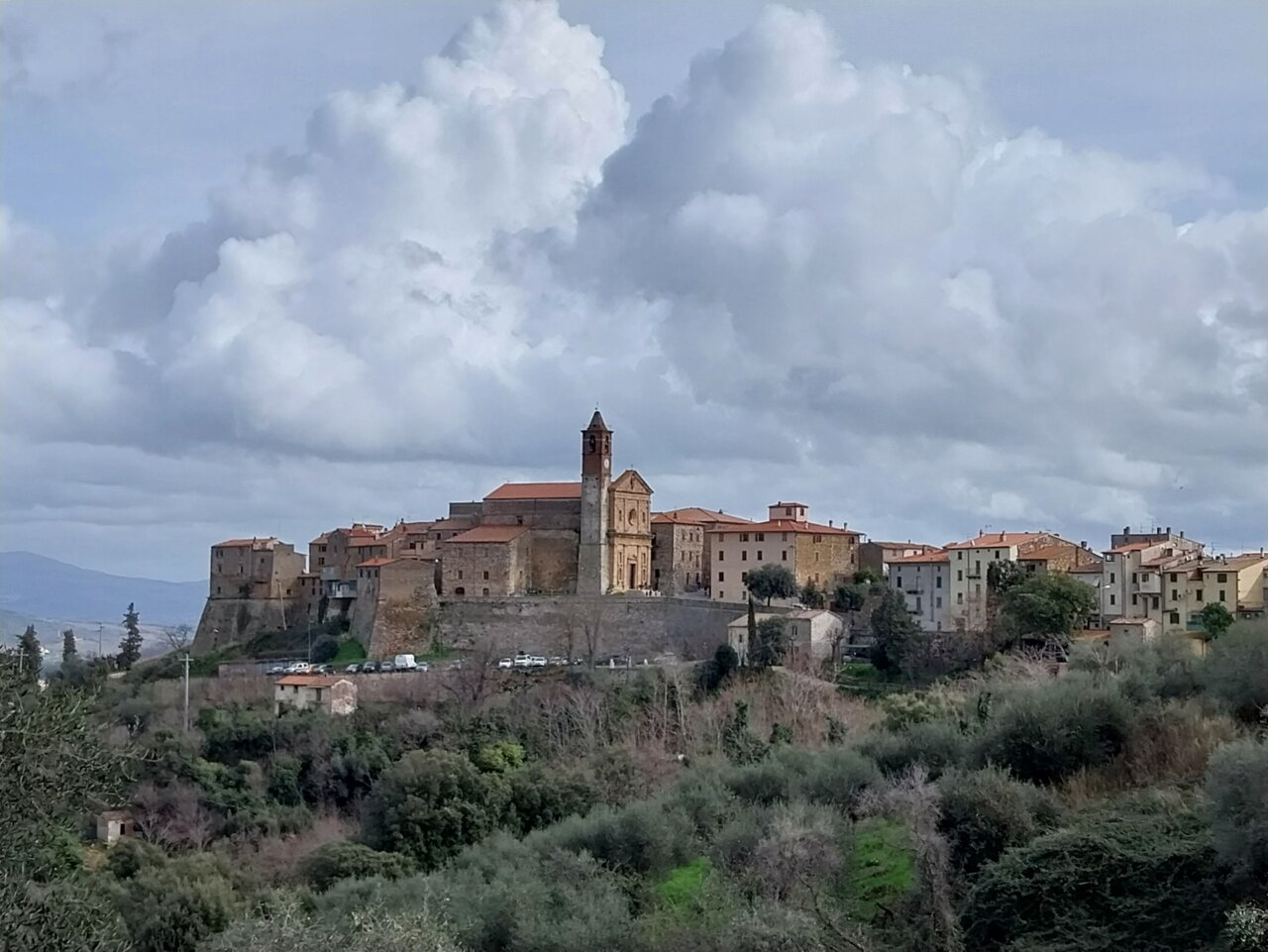 Caldana: Appartamento con ingresso indipendente, corte privata e taverna  