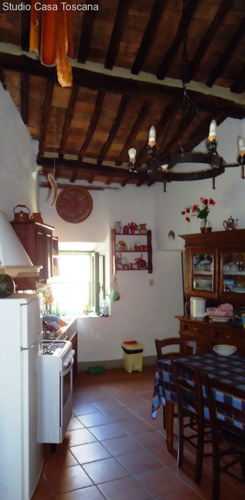 Cucina abitabile con alta soffitta in travi e legno originali