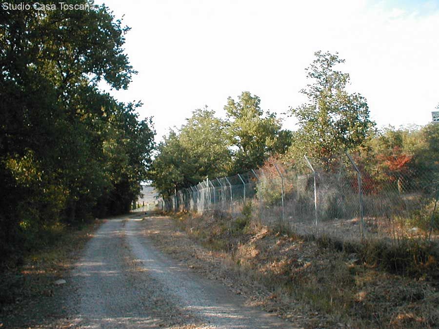 strada-a-fianco-recinzione.jpg